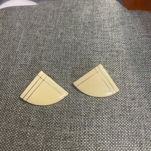 Cream Geometric Pierced Earrings